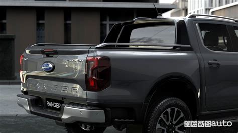 Veduta posteriore di un pick-up con sistema di chiusura centralizzata del portellone