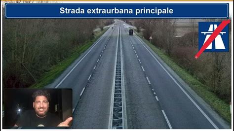 Automobile su strada extraurbana con guida fluida