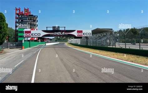 veduta aerea di un autodromo con tracciati di guida sicura