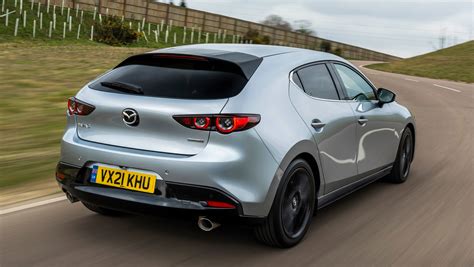 Mazda 3 M Hybrid in movimento su strada