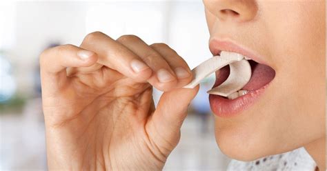Rappresentazione del transito di una gomma da masticare nell'apparato digerente