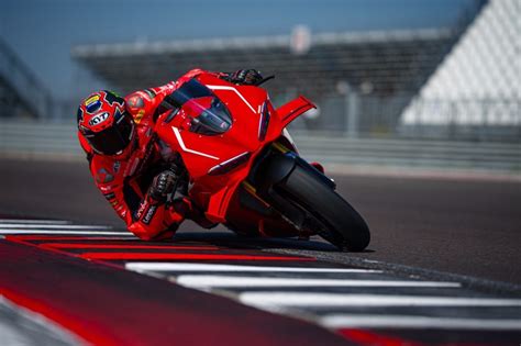 Ducati Panigale V4 R in pista con ali in carbonio