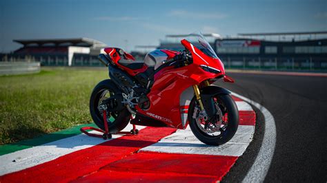 Ducati Panigale V4 R con scarico Akrapovič