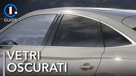 Auto con vetri oscurati al tramonto