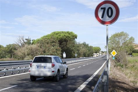 Nissan Pixo in curva su strada extraurbana
