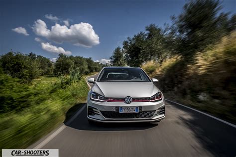 Volkswagen Golf GTI in curva su strada