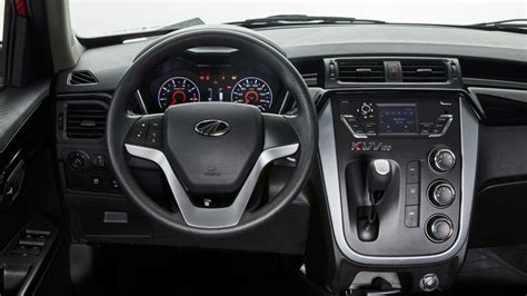 Interni Mahindra KUV100 e leva del cambio