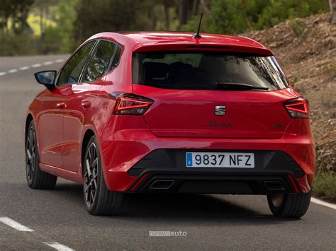 Vista laterale di una Seat Ibiza IV SC in movimento