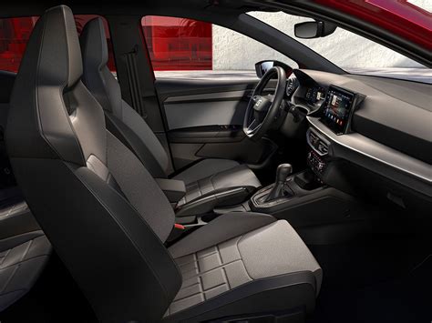 Interni della Seat Ibiza IV SC, con evidenza dello spazio limitato sui sedili posteriori