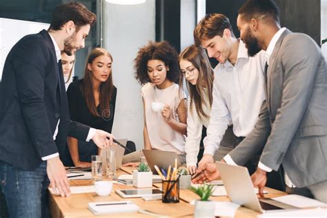 Immagine che rappresenta un ufficio moderno con persone che interagiscono con consulenti