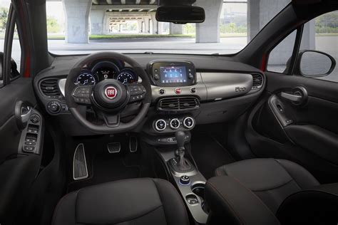Interni di una Fiat 500X con tappetini neri