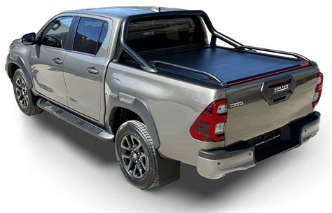Toyota Hilux con accessori per il tetto e il cassone