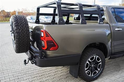 Toyota Hilux con portapacchi sul tetto