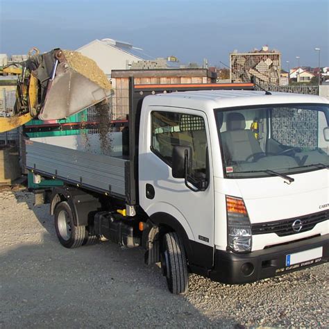 Nissan Cabstar Ribaltabile Trilaterale in azione