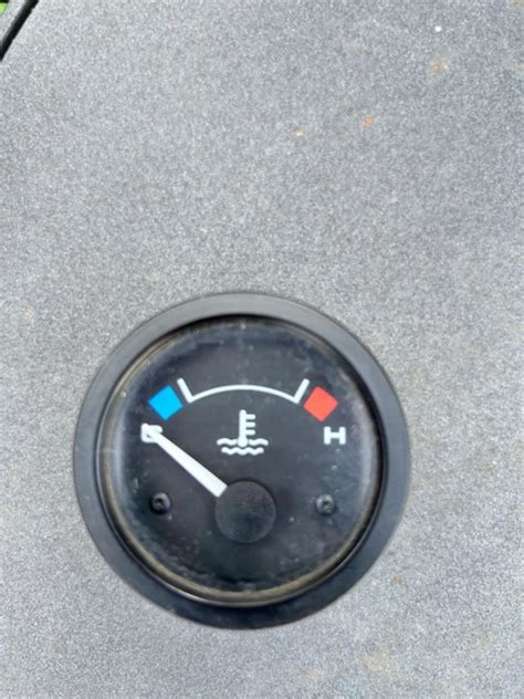 Cruscotto auto con indicatore temperatura acqua