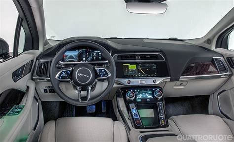 Interni Jaguar I-Pace con doppio schermo