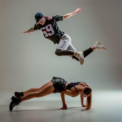 Giovani ragazzi che ballano hip hop in strada