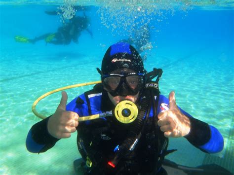 Immagine di subacquei in immersione