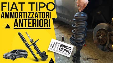 Tecnico che ispeziona gli ammortizzatori