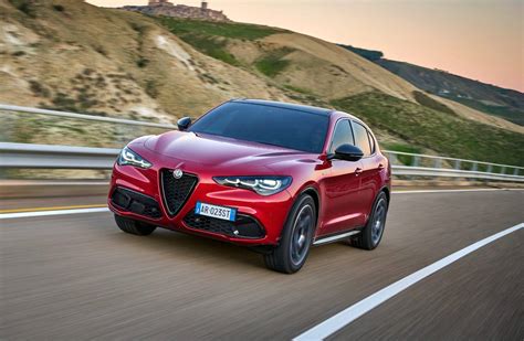 Alfa Romeo Stelvio in azione su strada