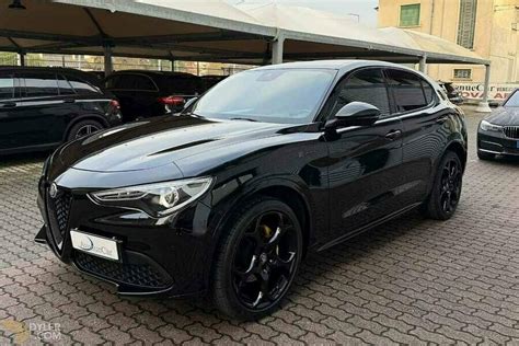 Esterni della Alfa Romeo Stelvio Veloce Ti con cerchi da 21 pollici