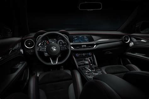 Interni dell'Alfa Romeo Stelvio Veloce Ti con dettagli in carbonio