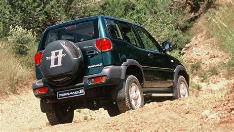 Nissan Terrano 2 con distanziali, mostrando la carreggiata allargata