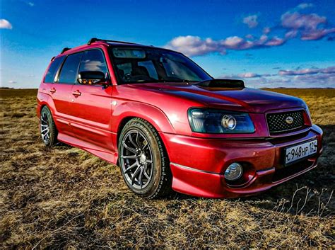 Subaru Forester SG rialzata su sentiero sterrato