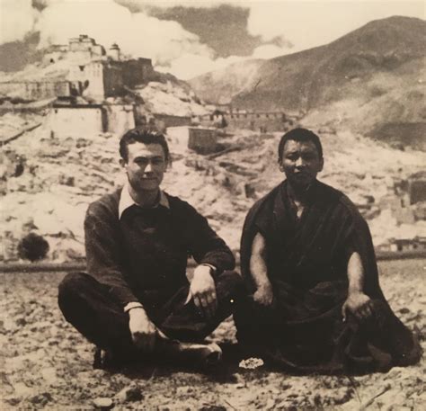 Fosco Maraini in una delle sue spedizioni in Tibet, con abiti tradizionali o da esploratore