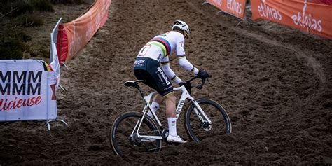 Bici da ciclocross durante una gara su fango