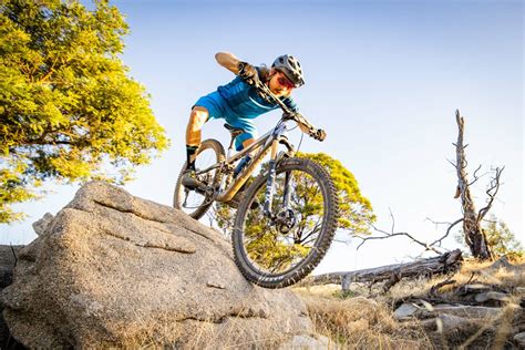 Mountain bike su sentiero roccioso
