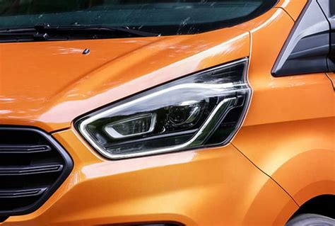 Dettaglio del frontale del Ford Transit Custom