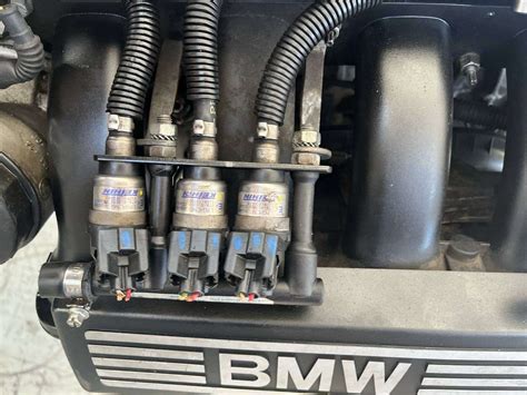 Motore BMW benzina con evidenziati gli iniettori