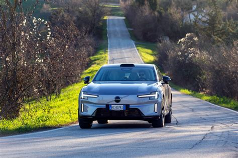 Dettaglio estetico del frontale Volvo con la firma luminosa 
