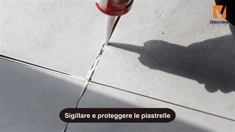 Illustrazione che mostra come pulire la superficie prima di applicare un battitacco adesivo