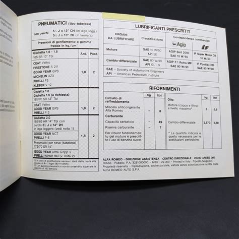 Libretto di manutenzione di un'auto Kia aperto