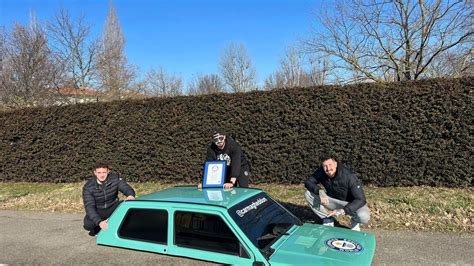 Panda Carmagheddon di profilo con persone intorno