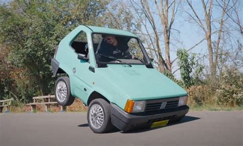 Interno della Panda Carmagheddon con il conducente sdraiato
