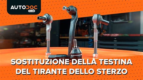 Meccanico che esegue la sostituzione di un componente dello sterzo