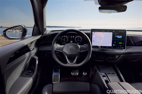 Interni Volkswagen Passat con display infotainment