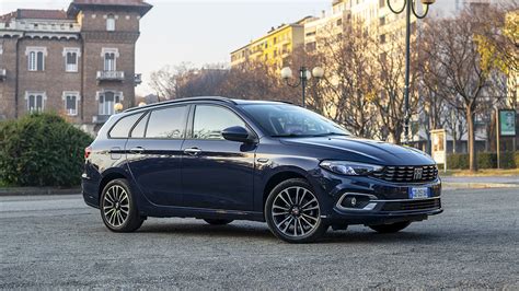 Immagine comparativa di station wagon medie