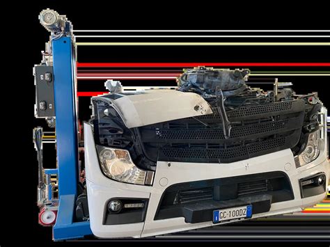Carrozzeria che effettua riparazioni su un'auto danneggiata