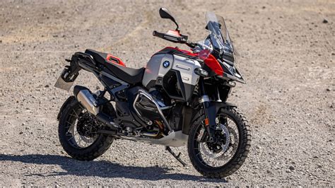 Motocicletta BMW R 1300 GS in azione su un percorso sterrato