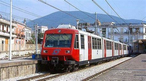 Treno della Circumvesuviana diretto allo stabilimento