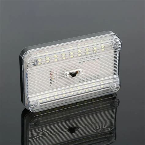 Interno auto e luce sul soffitto