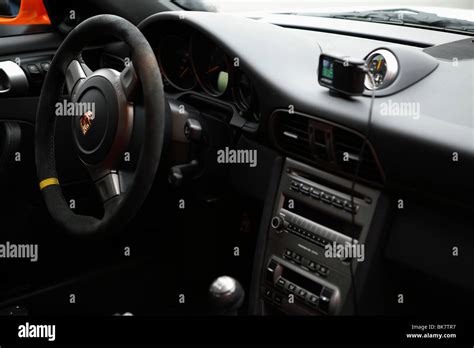 Interno di una Porsche 997 con dettagli sul cruscotto e i comandi