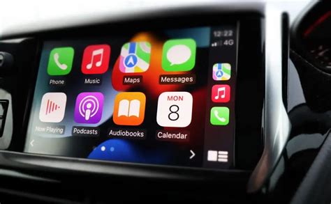 Schermata di Apple CarPlay sul display dell'auto che mostra Mappe Apple