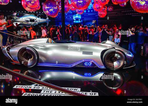 Schizzo di un SUV Mercedes-Benz futuristico