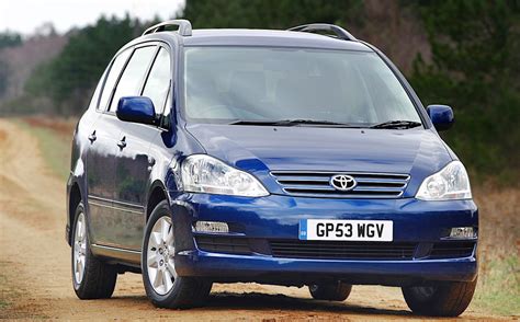 Interni di una Toyota Corolla Verso 2004 con bagagliaio pulito e ordinato