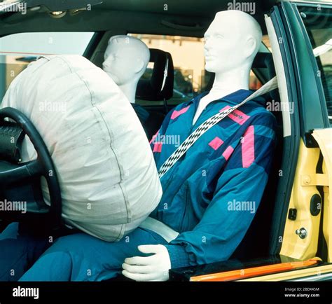 Airbag che si apre durante un crash test